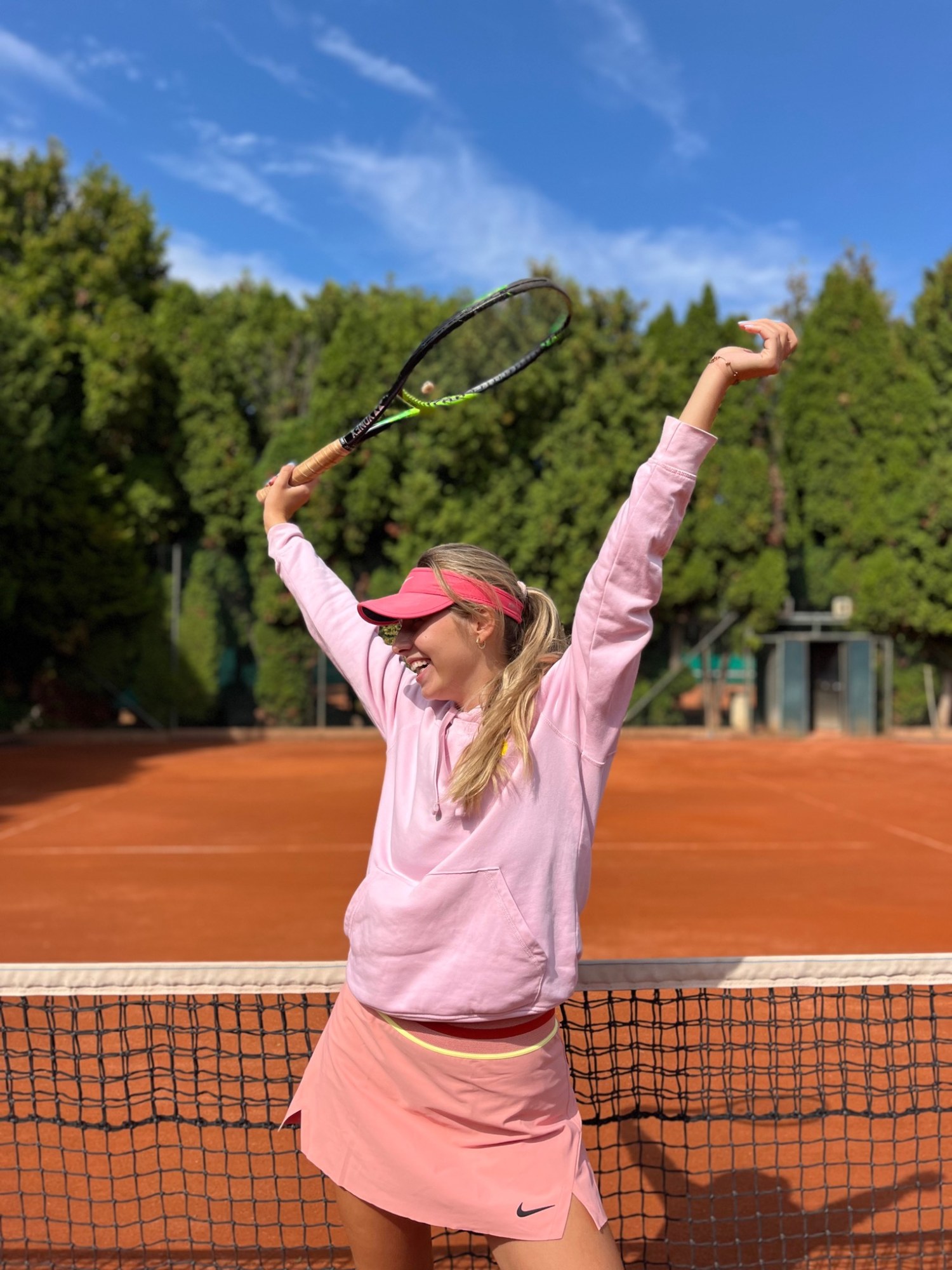 Vanessa s tenisovou raketou na antukovom kurte